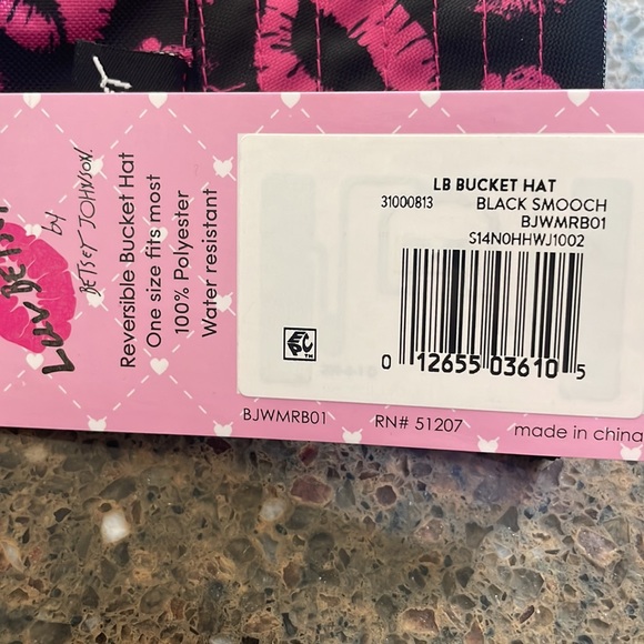 💋Luv Betsey Betsey Johnson Black Smooch/Black Reversible Nylon Rain Bucket Hat - Picture 4 of 6